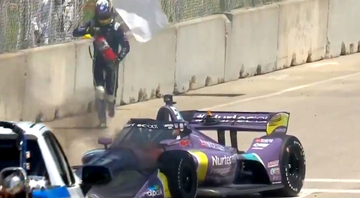 Grosjean corre para tentar apagar incêndio na Fórmula Indy - Transmissão Indycar
