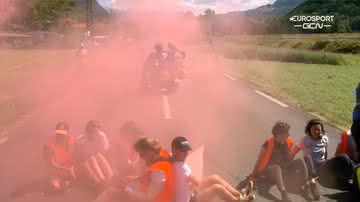 Tour de France: Protestantes ambientalistas paralisam 10ª etapa - Tranmissão/ Eurosport