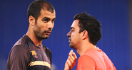 Guardiola e Xavi na época de Barcelona conversando - GettyImages