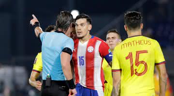 Gustavo Gómez encara o árbitro Raphael Claus no jogo entre Paraguai e Colômbia - Getty Images