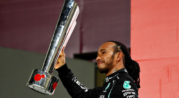Hamilton levantando o troféu de campeão do GP do Catar de Fórmula 1 - GettyImages