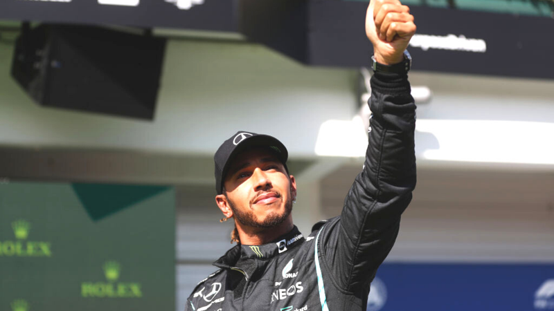 Hamilton comemorando a pole na Fórmula 1 - GettyImages