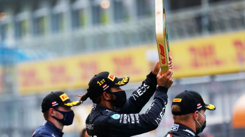Lewis Hamilton pega troféu de vencedor do GP 70 anos da Fórmula 1 por engano ao deixar pódio - GettyImages