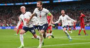 Harry Kane corre para comemorar gol da virada contra a Dinamarca - Getty Images