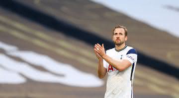 Harry Kane batendo palmas com a camisa do Tottenham dentro de campo - GettyImages
