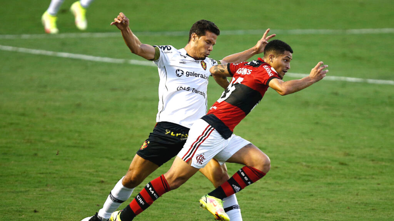 Hernanes com a camisa do Sport, dividindo a bola com o jogador do Flamengo - GettyImages