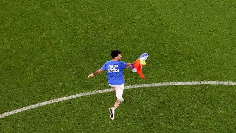 Homem invade jogo com bandeira LGBT+ na Copa do Mundo - Getty Images