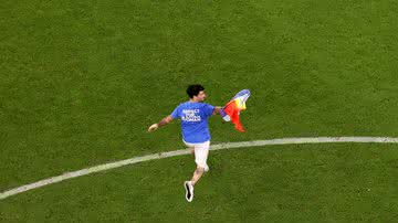 Homem invade jogo com bandeira LGBT+ na Copa do Mundo - Getty Images
