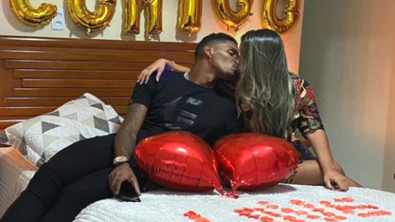 Hugou Souza, goleiro do Flamengo com sua namorada no dia do pedido de namoro - Reprodução/Instagram