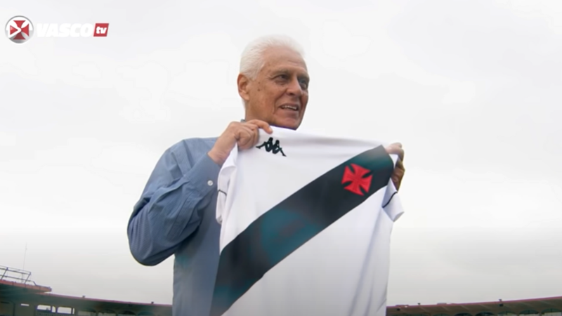 Roberto Dinamite, ex-jogador do Vasco segurando a camisa do clube - Transmissão Vasco TV