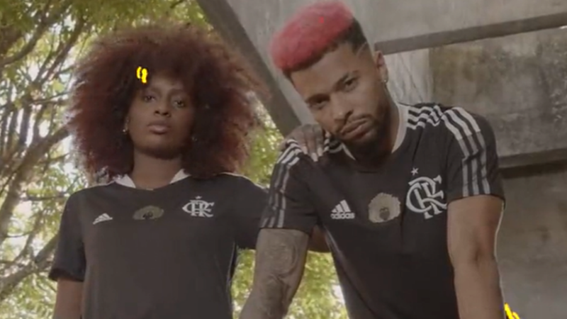 Modelos da camisa em alusão a Consciência Negra de Flamengo e Internacional - Reprodução/Twitter