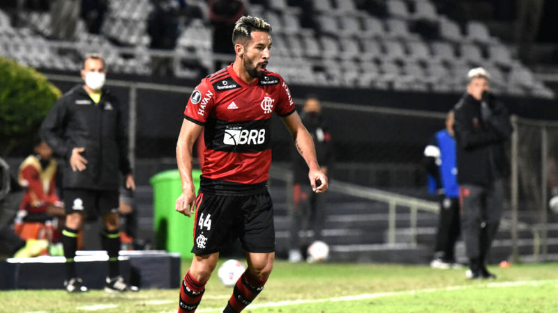 Isla, jogador do Flamengo na partida contra o Grêmio - GettyImages