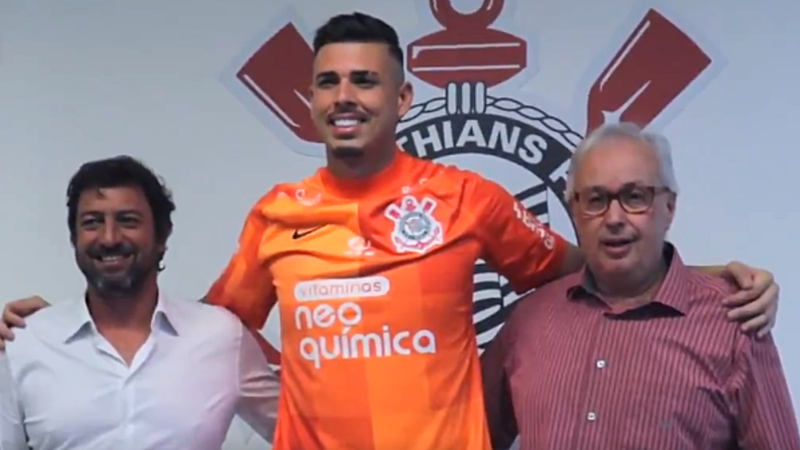 Ivan durante a assinatura de contrato com o Corinthians - Reprodução/Twitter/Corinthians