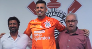 Ivan durante a assinatura de contrato com o Corinthians - Reprodução/Twitter/Corinthians