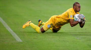Jailson agarrando a bola pelo Palmeiras - Getty Images