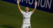 Jean Mota com as mãos ao céu após marcar gol - Getty Images