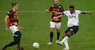 Jô chutando ao gol contra o Sport - Getty Images