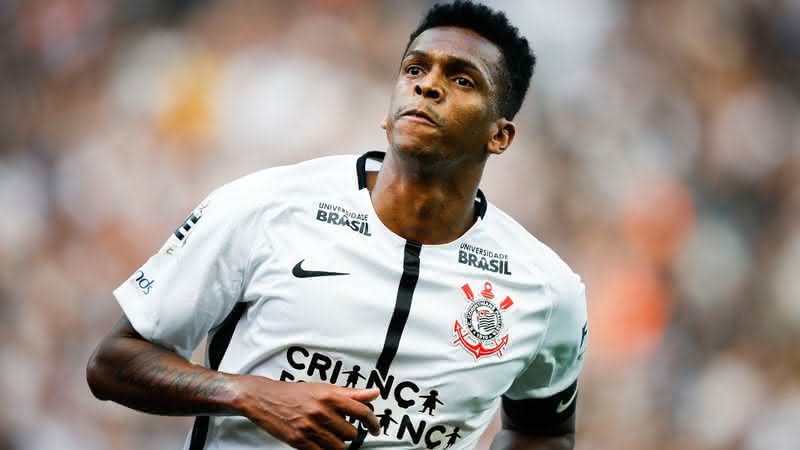 Jô comemorando gol pelo Corinthians - Getty Images