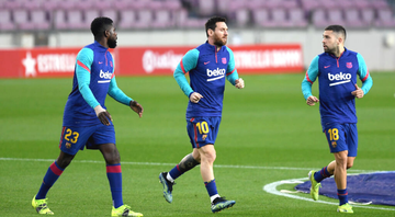 Jogadores do Barcelona correndo durante o aquecimento - GettyImages