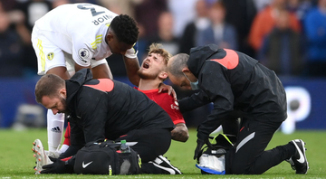 Elliott, jogador do Liverpool com dores após grave lesão - GettyImages