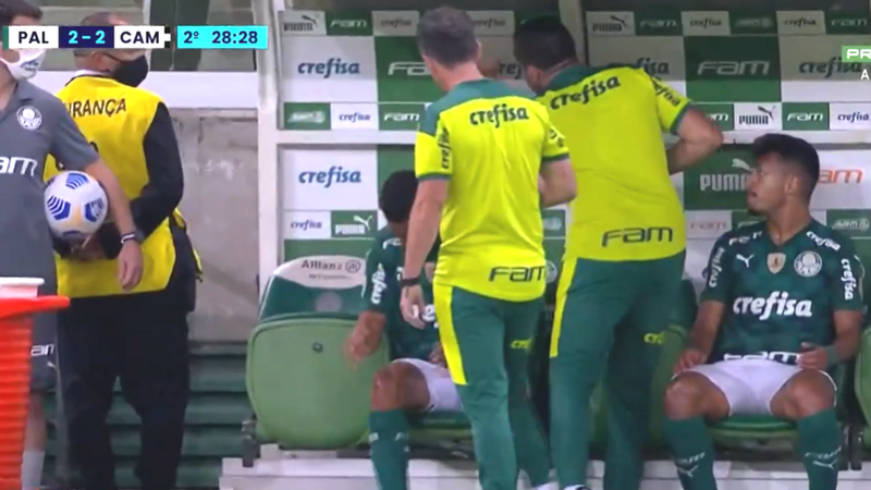 Jorge, jogador do Palmeiras voltando para o banco de reservas depois de ser substituído - Transmissão Premiere