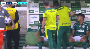 Jorge, jogador do Palmeiras voltando para o banco de reservas depois de ser substituído - Transmissão Premiere