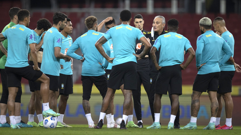 Jogadores da Seleção Brasileira conversando com Tite durante treino - Lucas Figueiredo/CBF/Fotos Públicas
