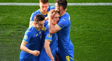 Jogadores da Ucrânia comemorando primeiro gol do jogo - Getty Images