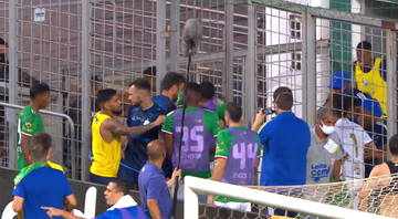 Jogadores de Cruzeiro e CSA no momento da confusão entre as equipes - Transmissão SporTV