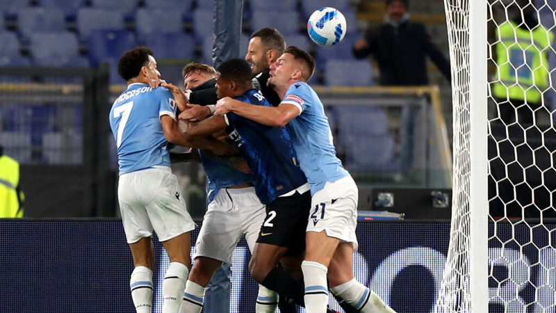 Jogadores de Lazio e Inter de Milão na partida do Campeonato Italiano - GettyImages