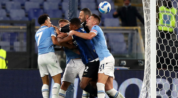 Jogadores de Lazio e Inter de Milão na partida do Campeonato Italiano - GettyImages