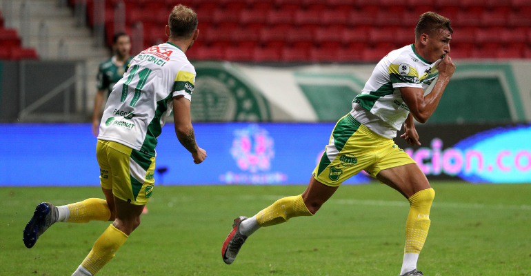 Jogadores do Defensa y Justicia comemoram gol contra o Palmeiras - Getty Images