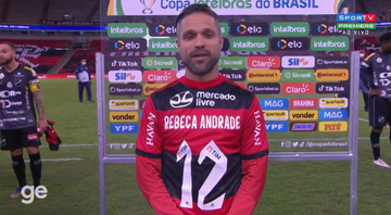 Diego, jogador do Flamengo, prestando a homenagem para Rebeca Andrade - Transmissão Premiere