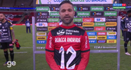 Diego, jogador do Flamengo, prestando a homenagem para Rebeca Andrade - Transmissão Premiere