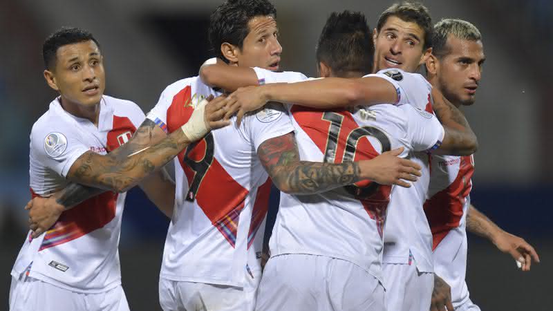 Jogadores do Peru comemorando gol - Getty Images