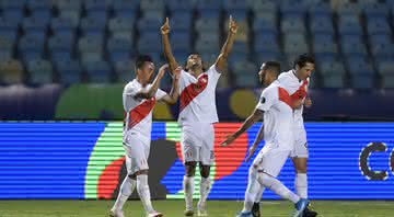 Jogadores do Peru comemorando gol de empate - Getty Images