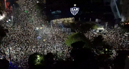 Sede administrativa do Atlético-MG lotada de torcedores após a confirmação do título - Transmissão TV Globo