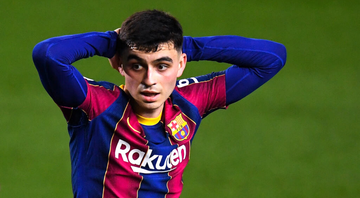 Pedri, jogador do Barcelona com as mãos na cabeça - GettyImages