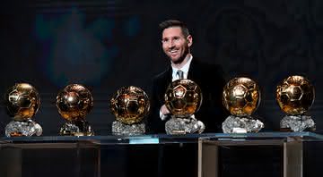 Messi junto com seus seis Prêmios de Melhor do Mundo - GettyImages