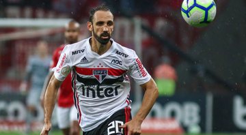 Juanfran sofre entorse e vira desfalque no elenco de Diniz para clássico contra o Palmeiras - GettyImages