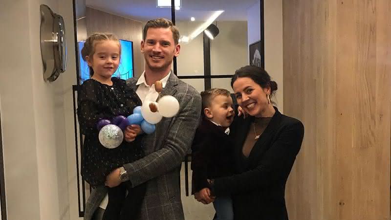 Jan Vertonghen com a esposa, Sophie De Vries, e os dois filhos - Instagram @jvertonghen