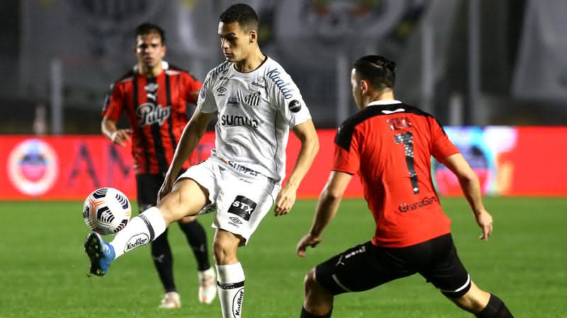 Kaiky dominando a bola pelo Santos - Getty Images