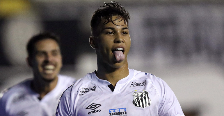 Kaio Jorge comemorando gol pelo Santos - Getty Images