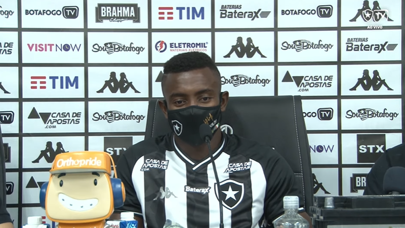 Kalou evita falar em estreia pelo Botafogo, mas garante estar bem fisicamente - YouTube/ Botafogo TV
