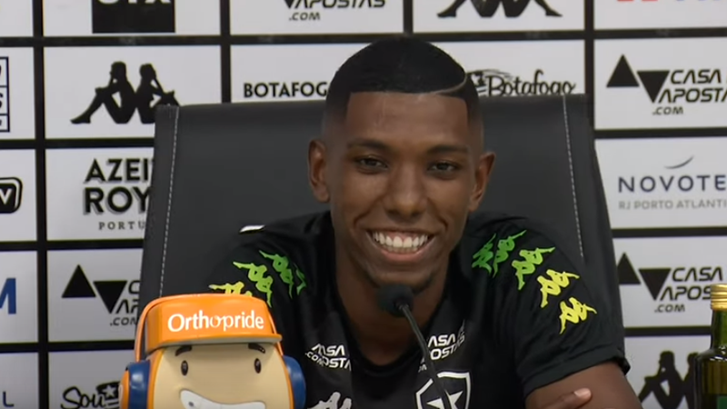 Kanu, jogador do Botafogo durante entrevista coletiva - Transmissão Botafogo TV