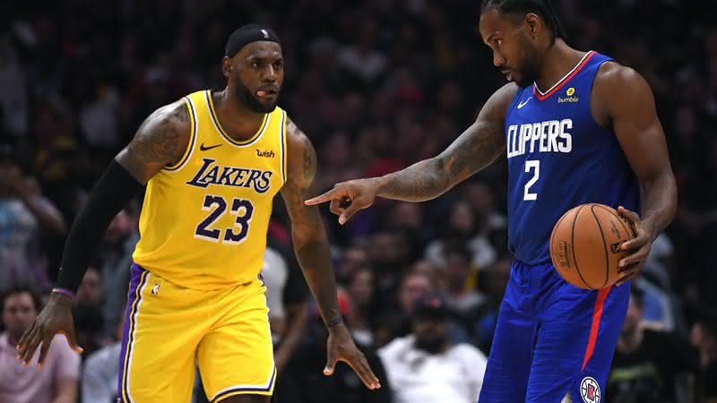 Kawhi Leonard sendo marcado por Lebron James em jogo entre Lakers e Clippers, em LA. - Getty Images