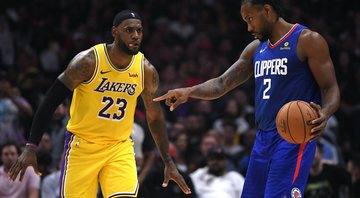 Kawhi Leonard sendo marcado por Lebron James em jogo entre Lakers e Clippers, em LA. - Getty Images