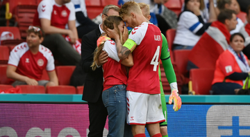 Kjaer consola a esposa de Eriksen em campo - Getty Images