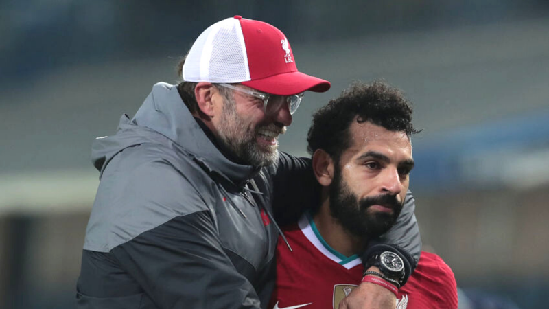 Klopp, treinador do Liverpool abraçado com Salah - GettyImages