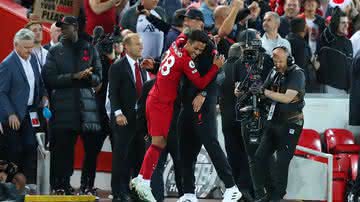 Klopp e Fábio Carvalho, abraçados, comemorando o gol da vitória - Alex Livesey / Getty Images
